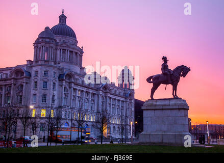 Février Le lever du soleil, le Merseyside. Météo britannique. Crisp, froid, calme, Purple Dawn (crépuscule rayons crépusculaires) un phénomène qui dure quelques minutes, avec le lever du soleil sur l'Albert Dock & Pierhead. Liverpool Albert Dock est une attraction touristique majeure dans la ville et de l'attraction les plus visités dans le pays, en dehors de Londres. C'est une composante essentielle de l'UNESCO de Liverpool du patrimoine mondial désigné port marchand. La station d'entrepôts et complexe comprend également la plus importante collection de bâtiments classés Grade I n'importe où dans le Royaume-Uni. Banque D'Images