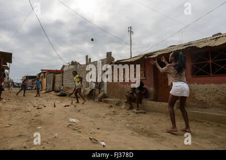 La vie dans le Bairro Rangel, Luanda, Angola, Afrique du Sud Banque D'Images