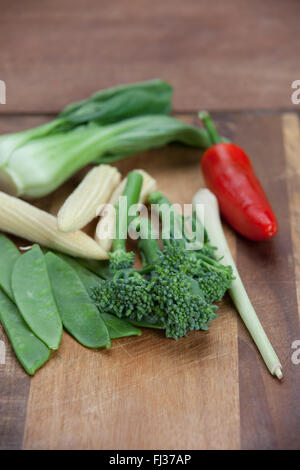 Sauté de légumes crus sur une planche en bois Banque D'Images