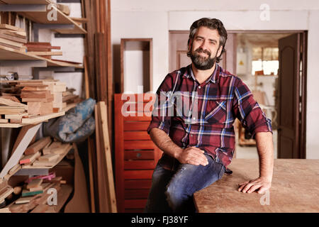 Portrait d'un artisan menuisier dans son atelier de menuiserie Banque D'Images