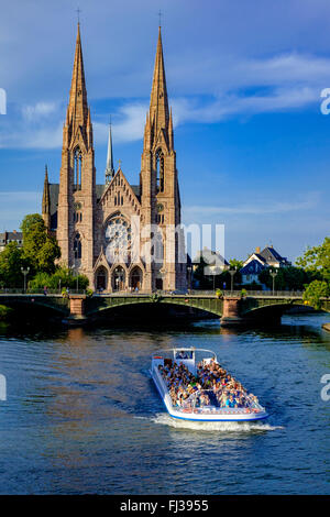 Bateau visite guidée sur l'Ill et St Paul église protestante, Strasbourg, Alsace, France, Europe Banque D'Images