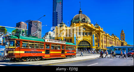 Les personnes qui traversent la rue Flinders St intersection Swanston Melbourne traditionnel des tramways à la gare de Flinders Street Australie Banque D'Images