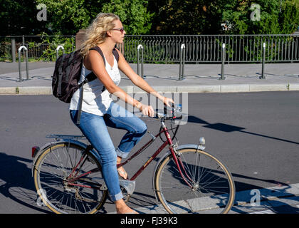 Fille vélo, Strasbourg, Alsace, France, Europe Banque D'Images