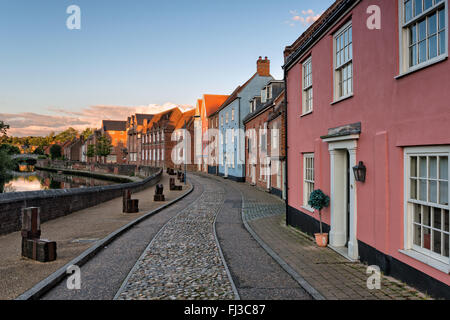 Crépuscule sur une rue pavée le long de la rivière wensum à Norwich en norfollk Banque D'Images