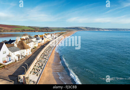 Regardant vers le bas sur le village de Torcross et la plage au sable lieu non identifié sur la côte sud du Devon Banque D'Images