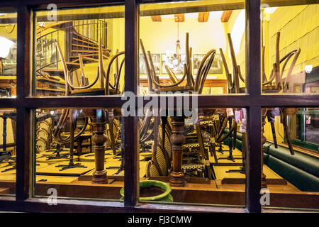 Chaises empilées sur les tables de café fermé, Alsace, France, Europe Banque D'Images
