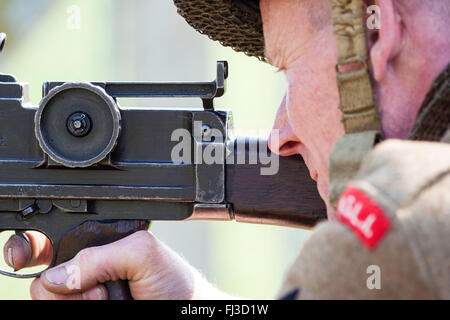 La seconde guerre mondiale remise en vigueur. La King's Shropshire Light fantassin fixant et en visant une mitrailleuse légère Bren. Portrait de face et une partie de l'arme. Vue de côté. Banque D'Images