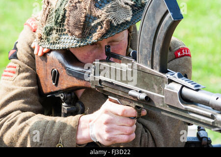 La seconde guerre mondiale remise en vigueur. La King's Shropshire Light fantassin fixant et en visant une mitrailleuse légère Bren. Portrait de face et une partie de l'arme. Banque D'Images