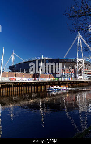 Millennium Stadium et Aqua Bus, Cardiff, Pays de Galles. Banque D'Images