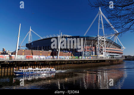 Millennium Stadium et Aqua Bus, Cardiff, Pays de Galles. Banque D'Images