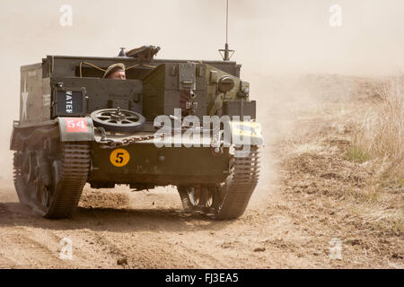 La guerre et la paix, l'Angleterre. L'armée britannique seconde guerre mondiale approche de Bren carrier viewer en vitesse avec quelques motion bleu, coups de la poussière derrière. Banque D'Images