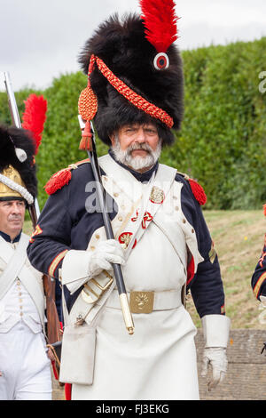 Re-enactment, guerres napoléoniennes, Français, officier supérieur de la garde impériale défilant avec swagger stick tenu contre l'épaulement. Eye-contact. Close up. Banque D'Images