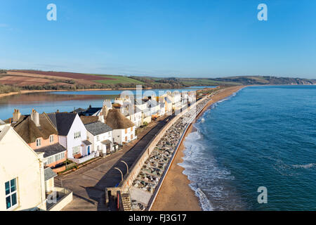 Jolis cottages à Torcross sur la côte du Devon, le village est situé sur une bande de terrain donnant sur la plage des Sables bitumineux lieu non identifié avec un frais Banque D'Images