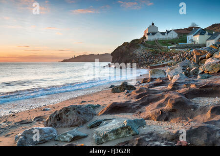 Beau lever de soleil sur seaside cottages à Hallsands, un petit village sur la côte sud du Devon Banque D'Images