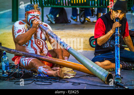 Deux hommes jouant le didgeridoo, la culture autochtone, Melbourne, Australie Banque D'Images