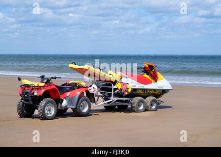 RNLI quad et jet ski sur la plage ouest, Whitby, North Yorkshire, Angleterre Banque D'Images