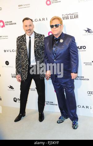 Los Angeles, CA, USA. 28 Février, 2016. David Furnish, Sir Elton John aux arrivées pour 2016 Elton John AIDS Foundation Academy Awards Viewing Party, West Hollywood Park, Los Angeles, CA, le 28 février 2016. Credit : Sara Cozolino/Everett Collection/Alamy Live News Banque D'Images