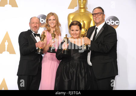 Hollywood, CA. 28 Février, 2016. Les producteurs Steve Mercier, Blye Pagon Faust, Nicole Rocklin et Michael Sucre, lauréats du prix du meilleur film pour 'Spotlight'. 88e Academy Awards présenté par l'Academy of Motion Picture Arts and Sciences tenue à Hollywood & Highland Center. Crédit photo : Byron Purvis/AdMedia Crédit : Byron Purvis/AdMedia/ZUMA/Alamy Fil Live News Banque D'Images