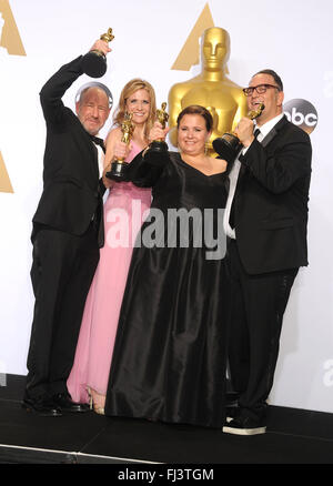 Hollywood, CA. 28 Février, 2016. Les producteurs Steve Mercier, Blye Pagon Faust, Nicole Rocklin et Michael Sucre, lauréats du prix du meilleur film pour 'Spotlight'. 88e Academy Awards présenté par l'Academy of Motion Picture Arts and Sciences tenue à Hollywood & Highland Center. Crédit photo : Byron Purvis/AdMedia Crédit : Byron Purvis/AdMedia/ZUMA/Alamy Fil Live News Banque D'Images