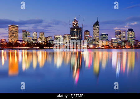 Les toits de Perth, Australie de l'Ouest dans la nuit. Photographié à partir de l'autre côté de la rivière Swan. Banque D'Images