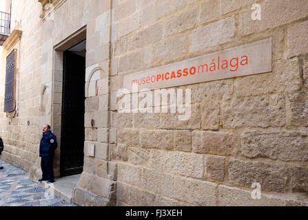 La garde devant l'entrée du Palais de Buenavista, logement Museo Picasso Malaga, musée, l'Andalousie, en Espagne. Banque D'Images