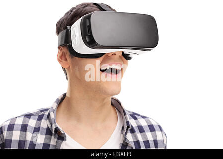 Jeune homme aux prises avec la réalité virtuelle par l'intermédiaire d'un casque VR isolé sur fond blanc Banque D'Images