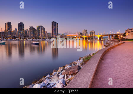 Le skyline de Vancouver, Colombie-Britannique, Canada d'un bout à l'eau au crépuscule. Banque D'Images