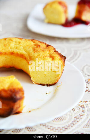 Cassolette de caillé en forme de gâteau avec la confiture de petits fruits Banque D'Images