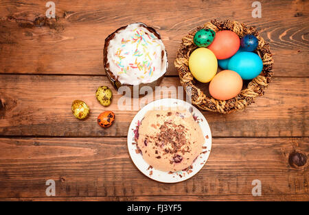 Gâteau traditionnel de Pâques, oeufs de pâques et quark dessert sur la table en bois. Vue de dessus Banque D'Images
