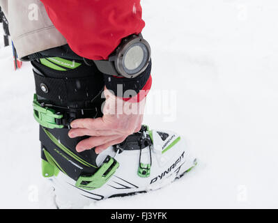 Réglage de la skieuse alpine ski Dynafit touring bottes et portant un Suunto GPS Watch périphérique pour le ski de la navigation. Alpes Banque D'Images