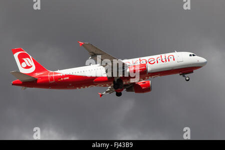 Un Airbus A320-214 d'Air Berlin qui décolle de l'aéroport El Prat de Barcelone, Espagne. Banque D'Images