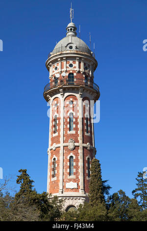 Water tower Torre dos Rius sur la colline du Tibidabo, Barcelone, Catalogne, Espagne. Banque D'Images