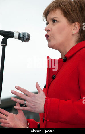 Arrêter la démo Trident organisé par la CND. Nicola Sturgeon, MP, Premier Ministre de l'Écosse et leader du Parti national écossais (SNP) Banque D'Images