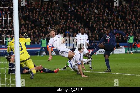 ChelseaÕs Branislav Ivanovic bloque un tir de Blaise Matuidi de PSG lors de la Ligue des Champions tour de 16 Correspondance entre Paris Saint-Germain et Chelsea au Parc des Princes à Paris. Le 16 février 2016. James Boardman /  +44 7967 642437 des photos au téléobjectif Banque D'Images