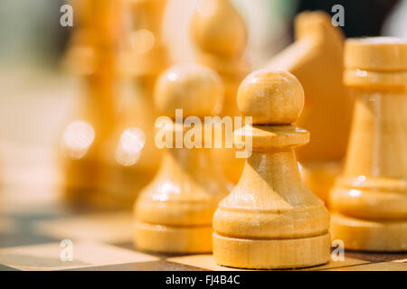 Close up of Old Vintage sur échecs échiquier en bois. Banque D'Images