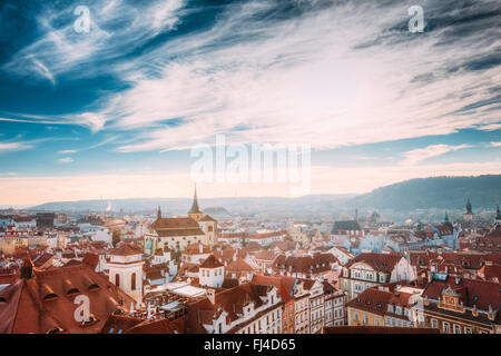 Prague, République tchèque. Vue de point de vue sur old hall tower. Paysage urbain. Banque D'Images