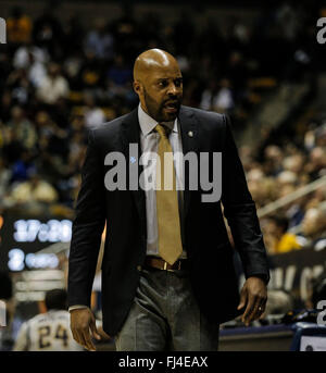 Berkeley, CA, USA. 28 Février, 2016. L'entraîneur-chef Martin Cuonzoc la Californie au cours de la NCAA Men's Basketball match entre les USC Trojans et le California Golden Bears 87-65 gagner à Berkeley en Californie Pavillon Hass Thurman James/CSM/Alamy Live News Banque D'Images