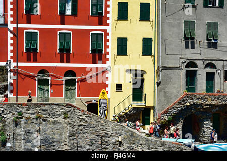 Maisons multicolores à Riomaggiore, l'un des cinq villages de pêcheur célèbre Cinque Terre. La Spezia, ligurie, italie Banque D'Images