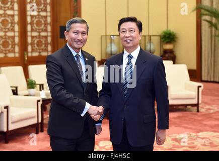 Beijing, Chine. Feb 29, 2016. Le Vice-président chinois Li Yuanchao (R) se réunit avec les visites du ministre des Affaires étrangères de Singapour Vivian Balakrishnan à Beijing, capitale de la Chine, 10 févr. 29, 2016. Credit : Zhang Duo/Xinhua/Alamy Live News Banque D'Images