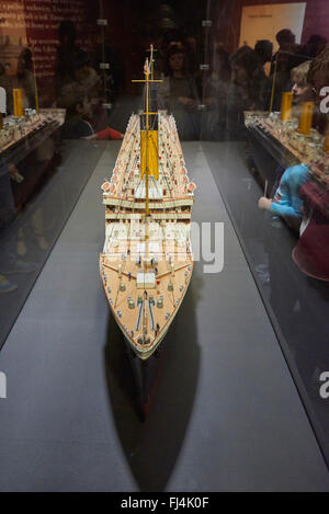 Un visiteur regarde des objets authentiques du Titanic à l'exposition Titanic : The Artifact Exhibition Prague Praha République Tchèque Banque D'Images