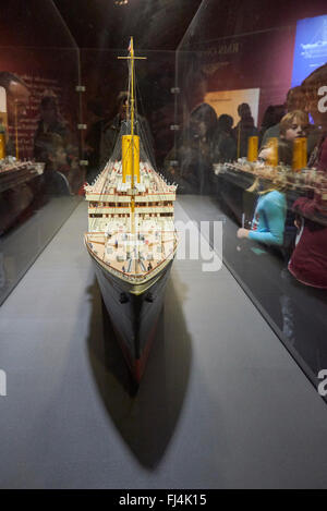 Un visiteur regarde des objets authentiques du Titanic à l'exposition Titanic : The Artifact Exhibition Prague Praha République Tchèque Banque D'Images