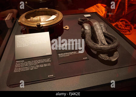 Un visiteur regarde des objets authentiques du Titanic à l'exposition Titanic : The Artifact Exhibition Prague Praha République Tchèque Banque D'Images