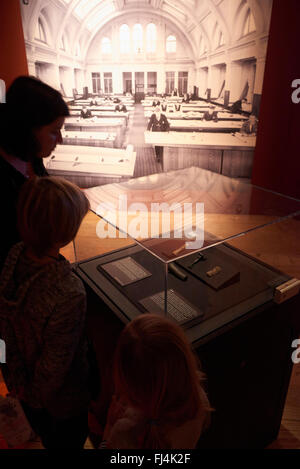 Un visiteur regarde des objets authentiques du Titanic à l'exposition Titanic : The Artifact Exhibition Prague Praha République Tchèque Banque D'Images