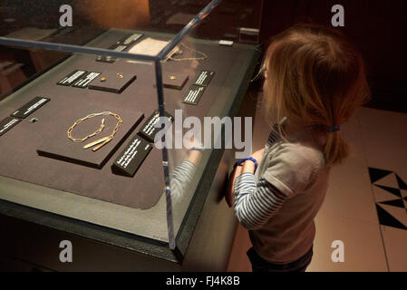 Un visiteur regarde des objets authentiques du Titanic à l'exposition Titanic : The Artifact Exhibition Prague Praha République Tchèque Banque D'Images