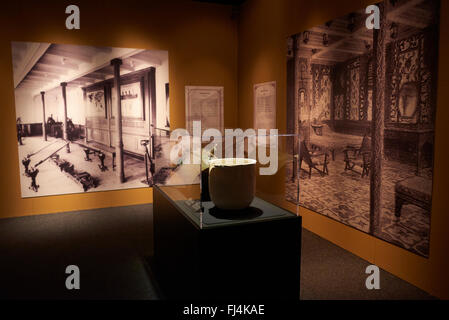 Un visiteur regarde des objets authentiques du Titanic à l'exposition Titanic : The Artifact Exhibition Prague Praha République Tchèque Banque D'Images