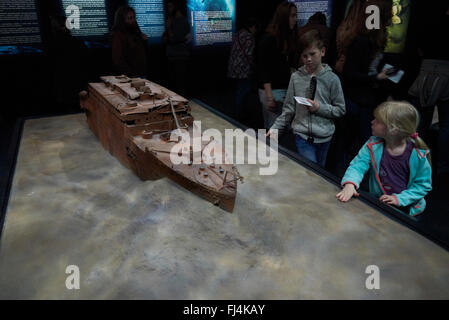 Un visiteur regarde des objets authentiques du Titanic à l'exposition Titanic : The Artifact Exhibition Prague Praha République Tchèque Banque D'Images