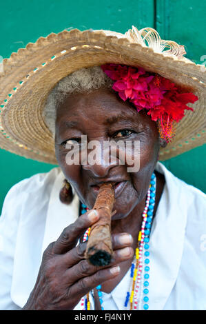 Femme âgée avec cigare, la Havane, Cuba Banque D'Images