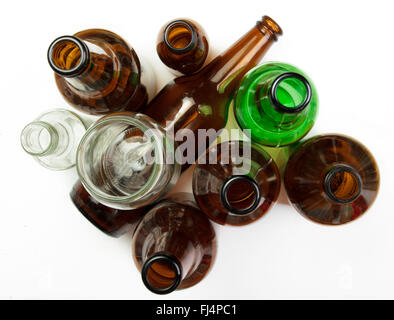 Bouteilles et pots de verre colorés sur fond blanc Banque D'Images