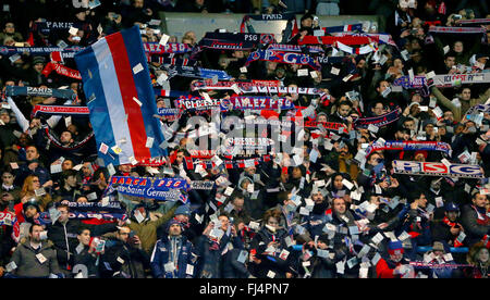 PSG fans chanter lors de la Ligue des Champions tour de 16 Correspondance entre Paris Saint-Germain et Chelsea au Parc des Princes à Paris. Le 16 février 2016. Banque D'Images