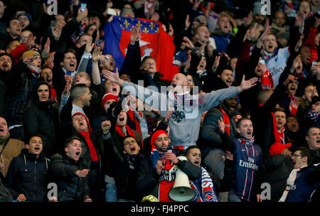 PSG fans chanter lors de la Ligue des Champions tour de 16 Correspondance entre Paris Saint-Germain et Chelsea au Parc des Princes à Paris. Le 16 février 2016. James Boardman /  +44 7967 642437 des photos au téléobjectif Banque D'Images